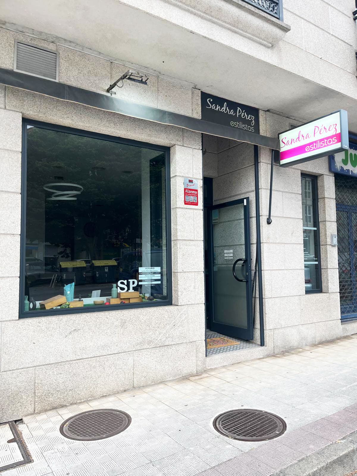 Fachada de la peluquería Sandra Pérez Estilistas en Nigrán