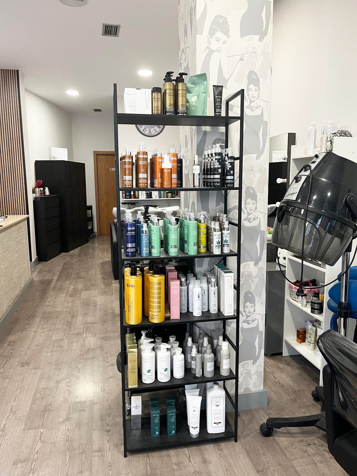 Interior de la peluquería Sandra Pérez Estilistas en Nigrán, estantería con productos profesionales
